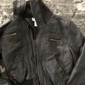 ✨🆕✨🆕✨Faux leather zip bomber in black/brown